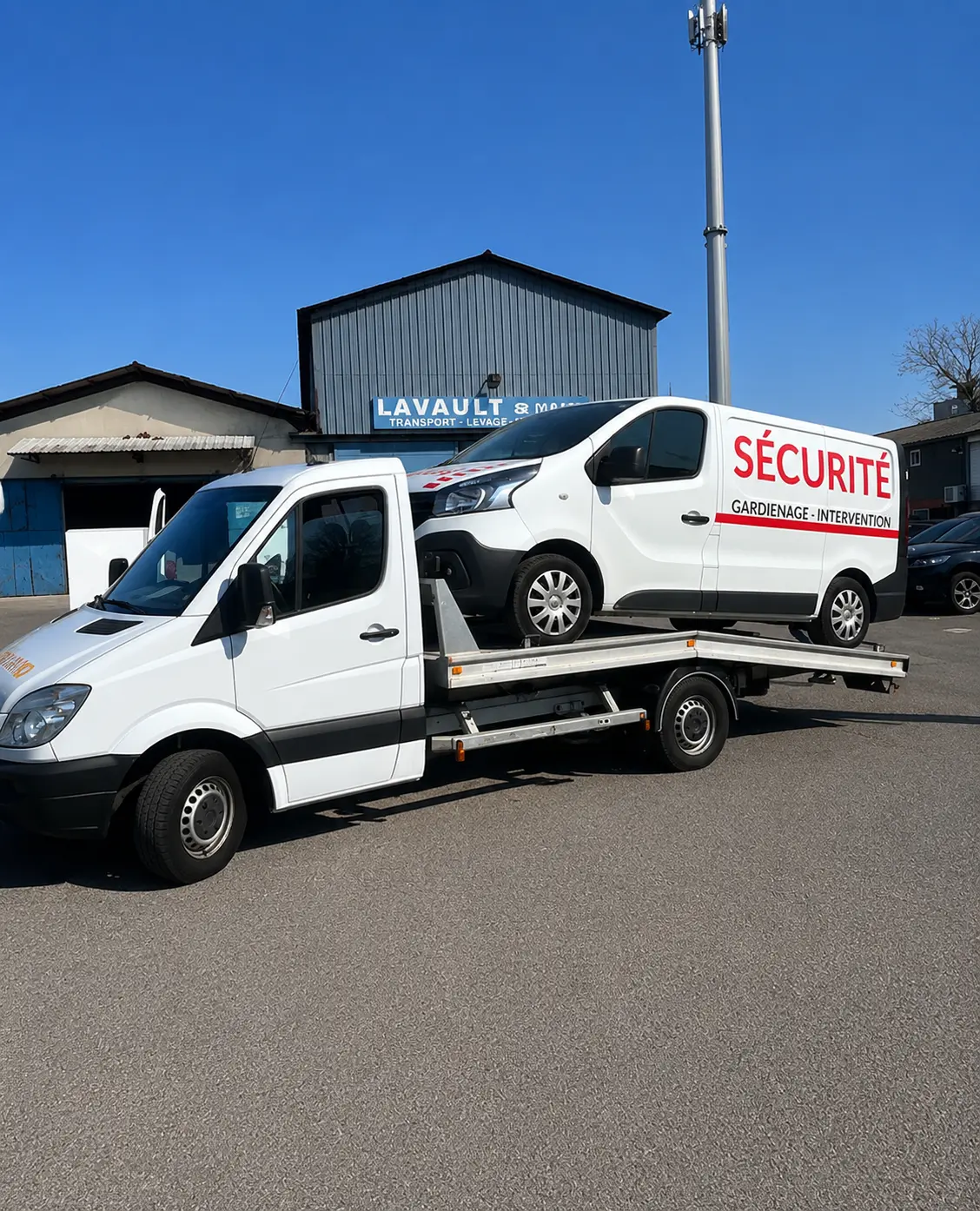 Utilitaire remorqu&eacute; sur une d&eacute;panneuse MB DEPANNAGE